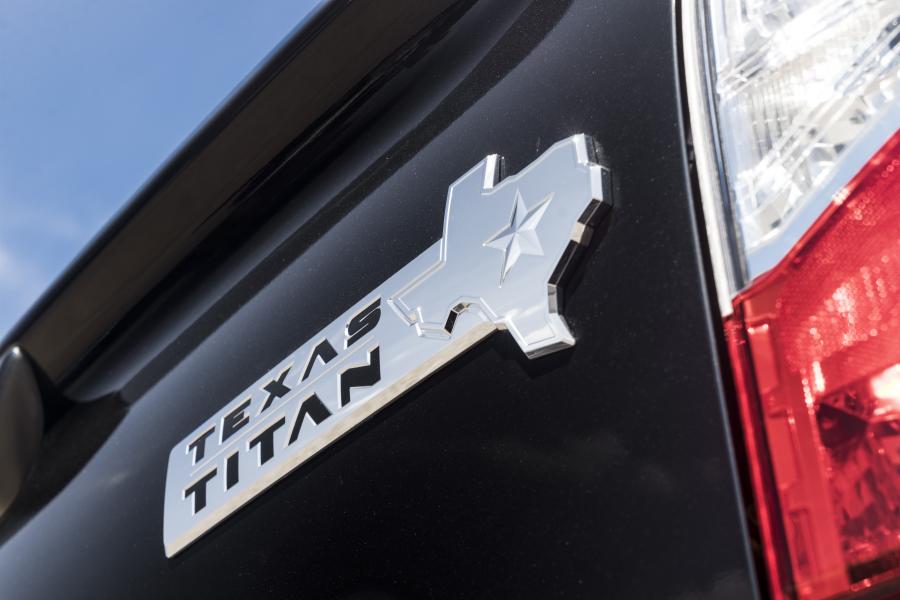 Логотип Nissan Texas Titan Crew Cab 2016 года  (фото 10 из 20)